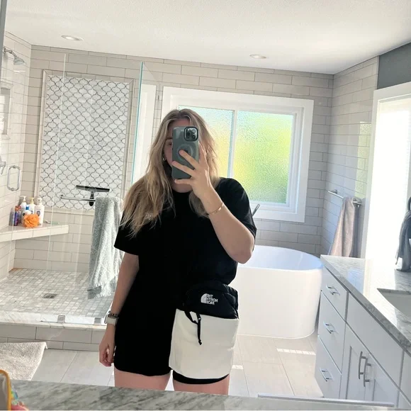 North Face - cross body puffer bag - black & white. So so cute!!! 🤍🖤 - Picture 2 of 3